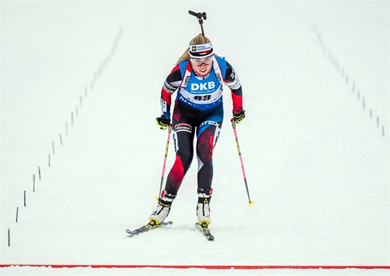 Eva Puskaríková míí do cíle sprintu biatlonistek v Oberhofu.