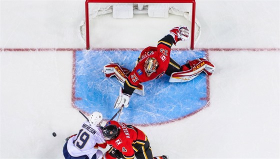 Branká Calgary David Rittich zasahuje v utkání proti Florid.