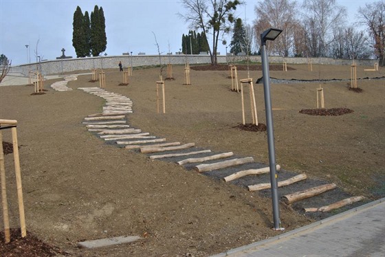 Při úpravě Sokolské zahrady ve Slušovicích vzniklo i dřevěné terénní schodiště.
