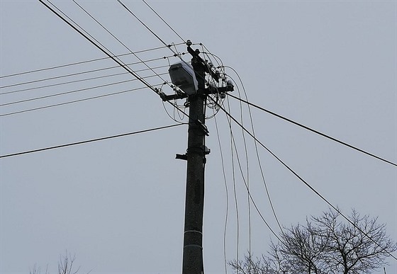 Kvůli potrhaným drátům bylo bez elektřiny nejméně dvacet domácností.
