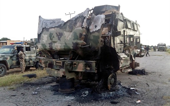 Zniené vojenské vozidlo z bojové operace v Nigérii. (Foto je z 11. záí 2018)