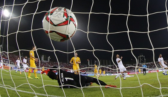 Syrský branká Ibrahim Almeh inkasuje jeden ze tí gól v zápase s Austrálií.