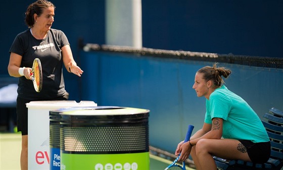 Conchita Martinezová (vlevo) kouuje eskou tenistku Karolínu Plíkovou.