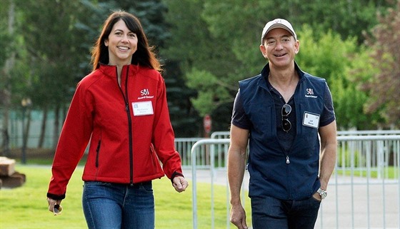 Jeff Bezos a MacKenzie Scottová (10. 7. 2013, Sun Valley, Idaho)