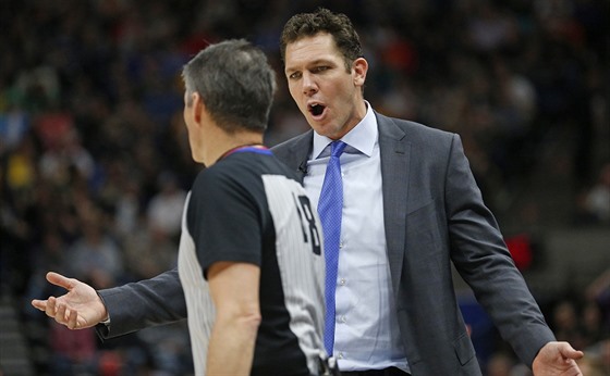 Luke Walton, trenér LA Lakers, se pe s rozhodím Scottem Fosterem.