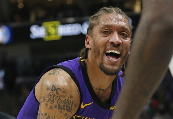 Michael Beasley z LA Lakers se zranil proti Utahu.