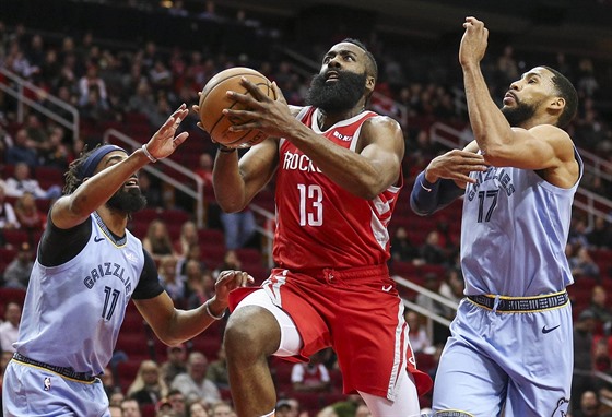 James Harden (v erveném) z Houstonu se dere ke koi Memphisu mezi Mikem...