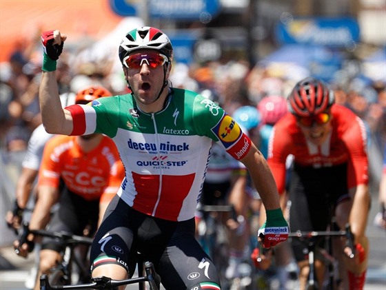 Elia Viviani z Deceuninck-Quick-Step vítzí v první etap Tour Down Under.