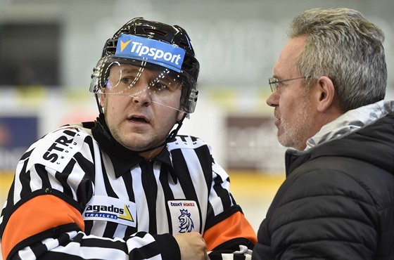 Litvínovský trenér Milan Razým debatuje s hlavním rozhodčím Tomášem Horákem.
