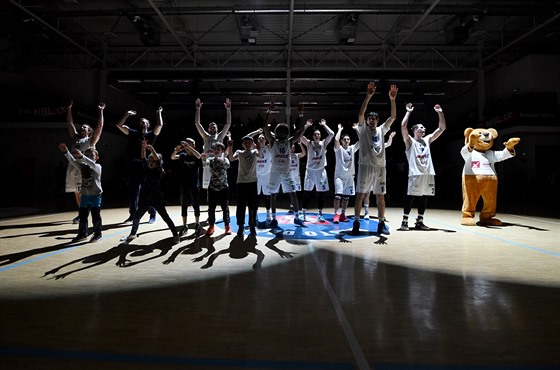 Díntí basketbalisté slaví pohárový postup pes Svitavy.