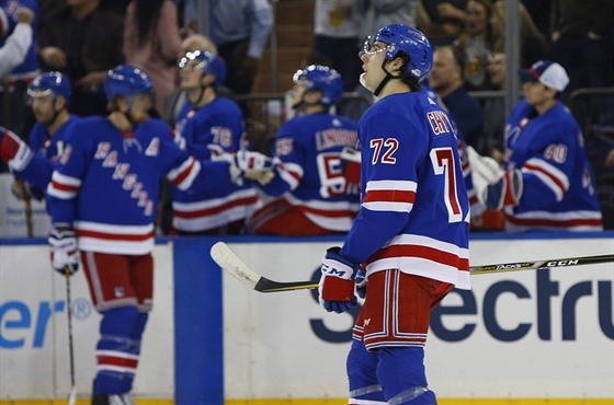 Filip Chytil z NY Rangers bhem zápasu s Chicagem.