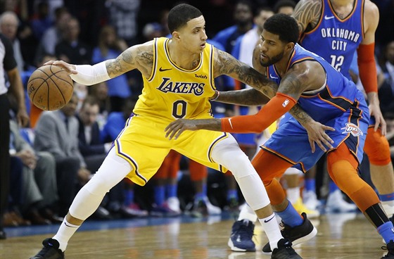 Kyle Kuzma (vlevo) z LA Lakers si kryje mí ped Paulem Georgem z Oklahoma City.