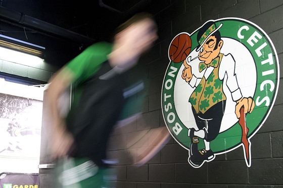 Gordon Hayward z Boston Celtics běží kolem klubového loga.