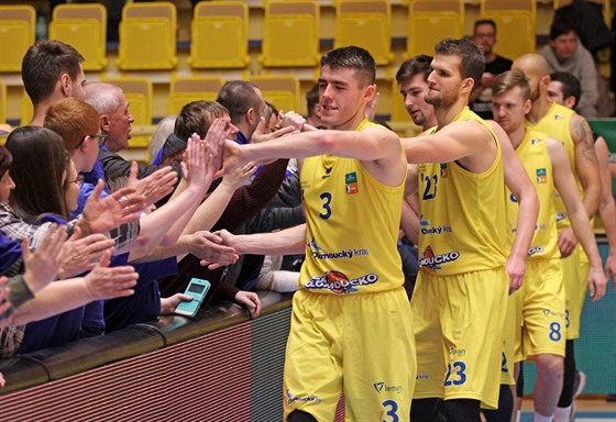 Basketbalisté Olomoucka v ele s Frantikem Váou (3) a Lukáem Palyzou (23) se...