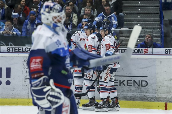 Vítkovičtí hokejisté slaví gól v duelu s Brnem.