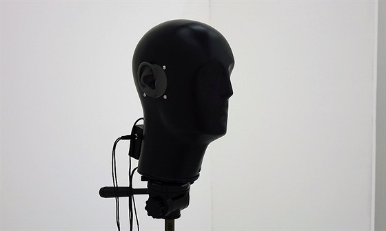 Binaurální mikrofon je souástí techniky, kterou vyuívá divadelní novinka NoDu...