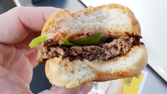 Také po kousnutí vypadá jako normální burger. 