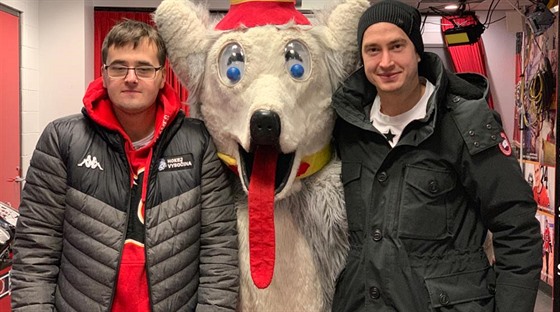 Tomá Rittich, maskot Calgary Flames Harvey a branká David Rittich (18. ledna...