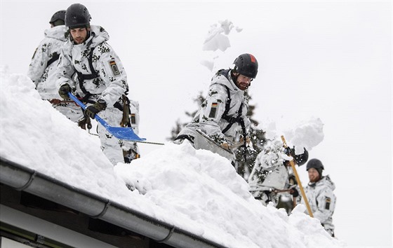 V Německu pomáhali při odklízení sněhu i vojáci (13. ledna 2019)
