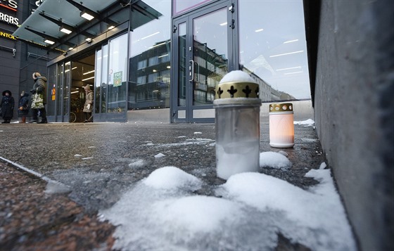 Svíky zapálené na pipomínku obtí sexuálních útok ve mst Oulu na severu...