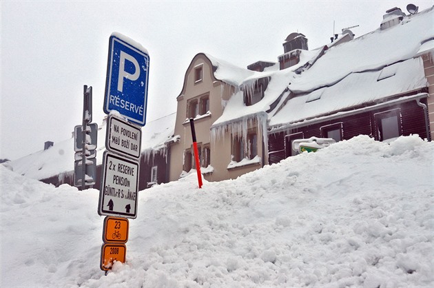 Boí Dar trápí pívaly snhu, parkovit ped boídarskou radnicí (12. 1. 2019).