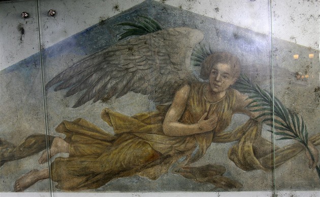 Freska zlatého andla  podle ní má místo název.