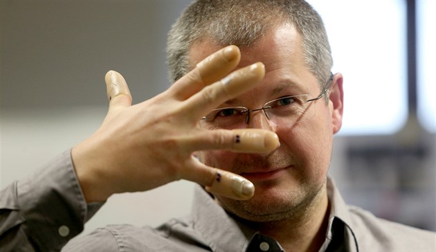 Umělé prsty s falešnými otisky pomáhají expertům jako Martin Drahanský...