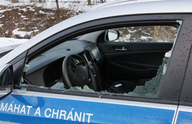 Na policejní auto v Hranicích na Perovsku hodil opilý mladík lahev od alkoholu...