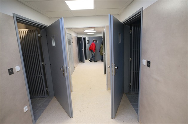 Nová protialkoholní záchytná stanice v Jihlav�. Má na dve�ích a oknech m�í�e a...