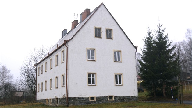 Jeden z dom, které Msto Libavá pevzalo od armády po vyjmutí obce ze...