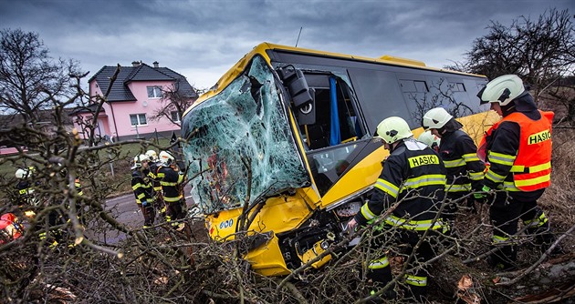 Nehoda autobusu u ernic na Náchodsku (17.1.2019).