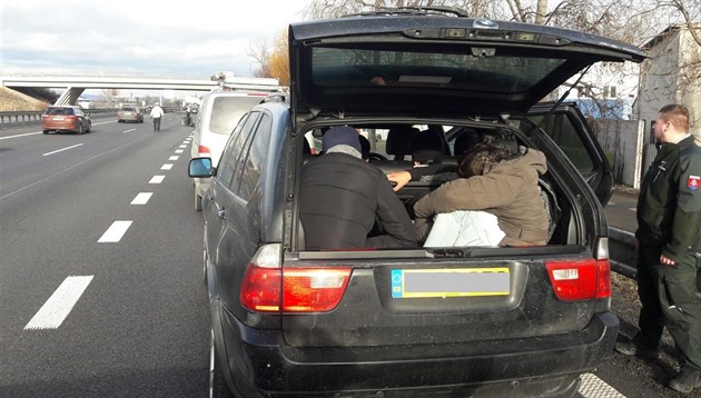 Sloventí policisté zadreli devt cizinc, kteí ped nimi ujídli v BMW....