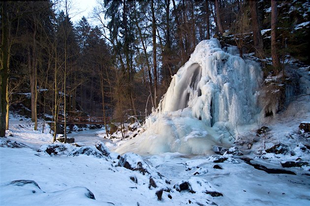 Zamrzlý Stropnický vodopád v Terin údolí je astým cílem návtvník...