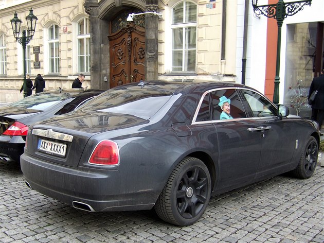 Pi verejí odpolední procházce po Ovocném trhu v Praze jsem vyfotografoval zaparkovaný automobil Rolls & Royce se zajímavou poznávací znakou a na zadním okn vylepenou podobiznou její Královské výsosti Albty II.Vypadalo to, jako utajená návtva brit