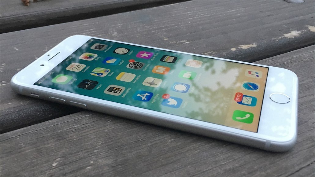 iPhone 8 Plus. Také u toho bylo mo�né baterii levn� vym�nit
