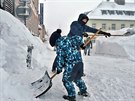 Boí Dar trápí pívaly snhu, otec se synem odklízejí sníh ped boídarskou...