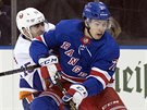 Filip Chytil z NY Rangers ohrouje branku NY Islanders, kterou hájí Robin...