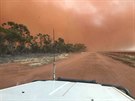 Oblak erveného prachu, který zahalil msteko Barellan v Novém Jiním Walesu...