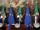 Italský premiér Giuseppe Conte (uprostřed), ministr práce a průmyslu Luigi Di...