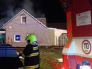 Pt jednotek hasi zasahovalo v noci na sobotu u poru domu v Bystici pod...
