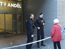 Policist ped supermarketem u metra Andl vysvtluj zkaznici, e obchod je...