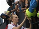 Podpisy fanoukm. Petra Kvitová po výhe ve 2. kole Australian Open nala as...