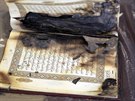 Spálený korán, který je hlavním náboenským textem islámu.