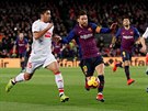 Barcelonský útoník Lionel Messi vede mí (druhý zleva), napadá ho José Ángel...