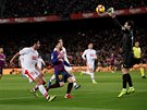 Lionel Messi z Barcelony (uprosted) se neúspn snaí pelobovat brankáe...