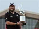 Golfista Shane Lowry s trofejí za vítzství na turnaji v Abú Zabí.
