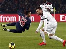 Neymar z PSG (vlevo) padá po kontaktu s Lucasem Deauxem z Guingampu.