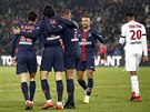 Hrái PSG se radují z gólu, který vstelil Kylian Mbappé (tetí zleva) v zápase...