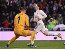 Záloník Realu Madrid Luka Modri prosteluje eského gólmana ve slubách...