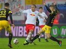 Yussuf Poulsen z Lipska (uprosted) se snaí probít hrái Dortmundu.
